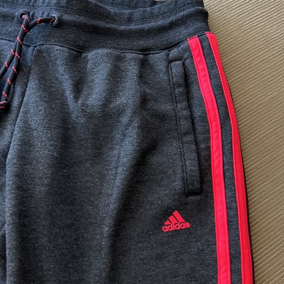 Adidas sports cropped sweatpants. - Picture 3 of 8